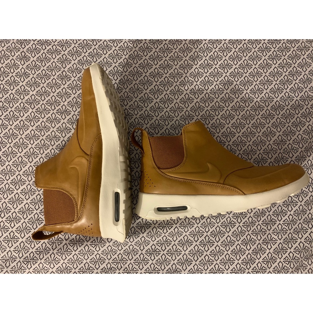 Nike Women’s Thea Mid top running sneakers